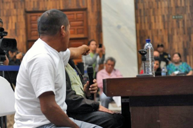 Testigo señala al comisionado militar Heriberto Valdez Asij, como responsable de desapariciones forzadas y violaciones. Foto: Cristina Chiquín