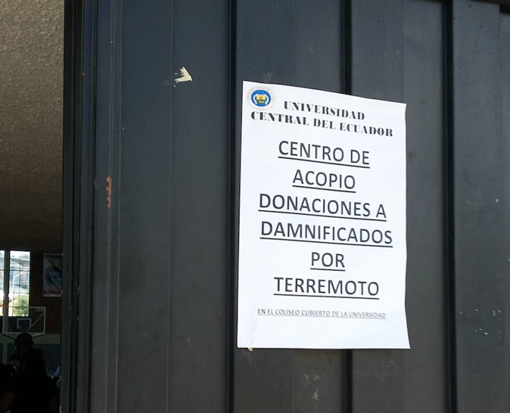 Punto de recolección de donaciones en la Universidad Central en Quito