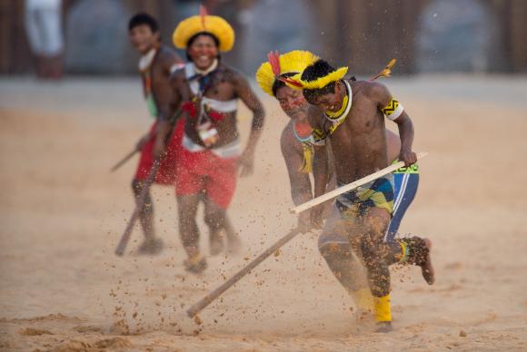 Palmas (TO) - Índios Kayapó apresentam um de seus esportes tradicionais, o Rõkrã, durante os Jogos Mundiais dos Povos Indígenas ( Marcelo Camargo/Agência Brasil)Marcelo Camargo/Agência Brasil