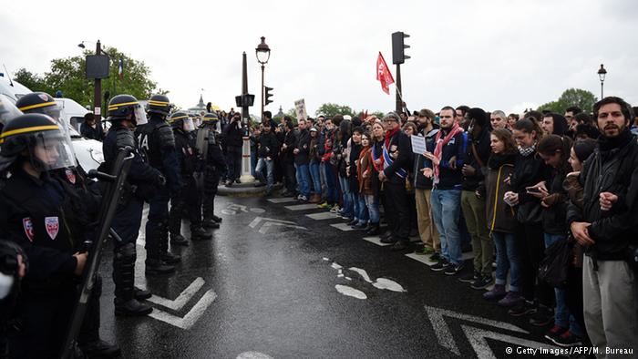 Manifestantes foram às ruas de Paris contra manobra do governo