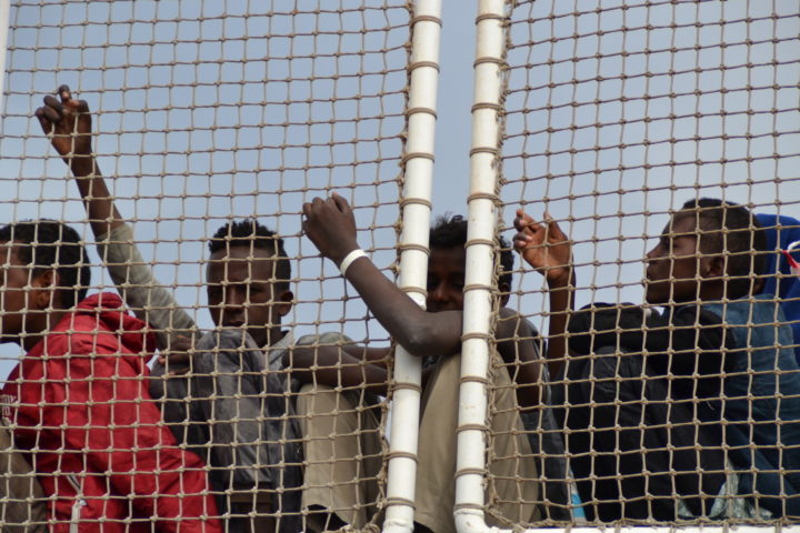 Porto Empedocle, la Guardia Civil spagnola sbarca oltre 500 migranti