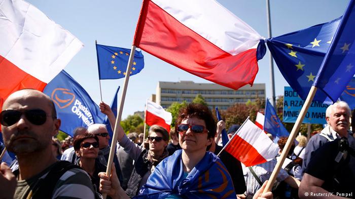 Manifestantes levaram bandeiras polonesas e da União Europeia para o protesto