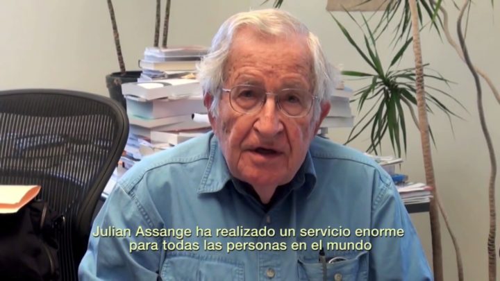 Chomsky: “Dovremmo tutti ringraziare Assange per il suo coraggio e la sua integrità”