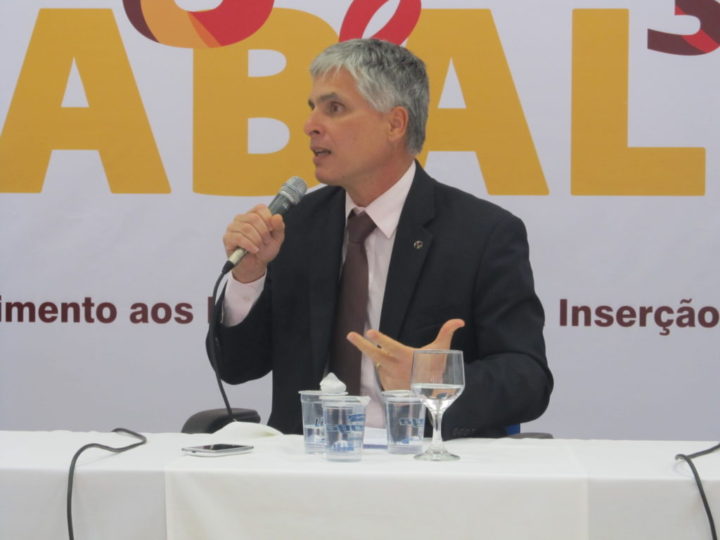 Paulo Sérgio de Almeida, presidente do CNIg, durante evento em São Paulo. Crédito: Rodrigo Borges Delfim/MigraMundo – out.2014