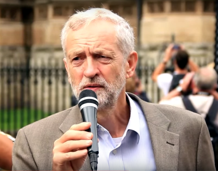 Tentato golpe sventato: Jeremy Corbyn parteciperà alle primarie del Partito Laburista