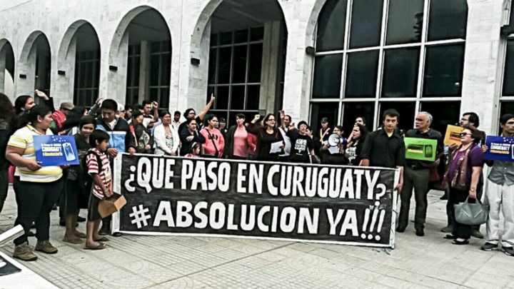 Familiares de las víctimas y organizaciones de sociales de Paraguay exigen hoy la absolución de los campesinas y campesinos presos en la explanada del Palacio de Justicia en Asunción. Foto: CigarraPy 