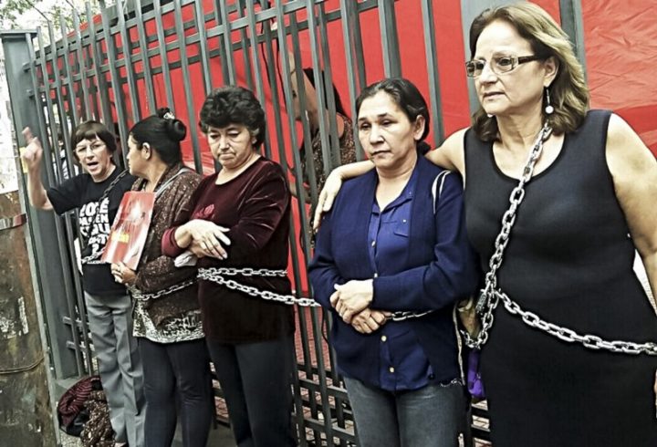 5 mujeres, tres madres de campesinos y dos defensoras de los DDHH se encuentran desde hace una semana encadenadas a los portones del Poder Judicial en reclamo de la libertad de los presos. Foto: CigarraPy