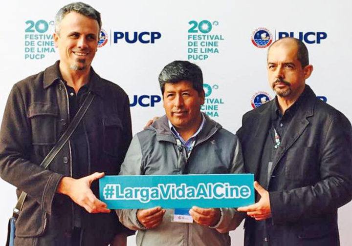 El profesor Julio Machaca Chuquimamani (centro), protagonista del documental “La señal”, junto al director Leandro Pinto Le Roux (izq.) y el productor Miguel Barreda (der.)
