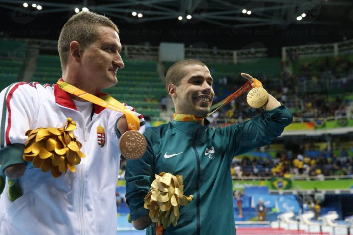 Rio de Janeiro - Zolt Vereczkei, da Hungria leva a medalha de bronze e o brasileiro Daniel Dias leva medalha de ouro nos 50m nado costas S5 nos Jogos Paralímpicos Rio 2016 (Fernando Frazão/Agência Brasil)