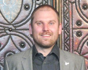 Lucas Wirl: „Der wichtigste Wert für mich ist Solidarität. Damit meine ich vor allem die Solidarität zwischen Starken und Schwachen. Ausserdem ist die Verständigung untereinander wichtig: das Aufeinanderzugehen, sich zuhören und voneinander zu lernen. Bestimmte Gruppen wollen einander nicht mehr verstehen. Es gibt regelrechte Kampagnen. Als drittes: Zeit, dass man über seine Zeit selbst und frei bestimmen kann.“ [In den Interviews frage ich meine Interviewpartner nach den Werten, die ihnen besonders wichtig sind, Anm. der Autorin]