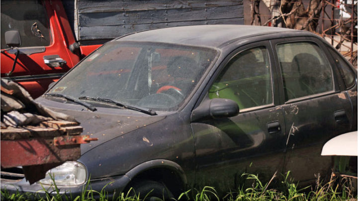 Entre unos camiones viejos e inutilizables dentro de la agencia de taxis de la familia Gullello se encuentra el auto que conducía Carlos el día de su desaparición. Foto Gustavo Figueroa.