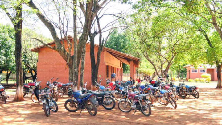 La motocicleta es tan necesaria para la educación en el norte de Paraguay como los lápices. Aquí, el estacionamiento de la Escuela 12 de Abril de Arroyito. Fotografía de Juan Carlos Meza, usada con permiso. Global Voices