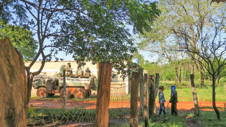 Una tanqueta con militares armados se encuentra apostada frente a la escuela Maricevich de Arroyito. Fotografía de Juan Carlos Meza. Publicada con permiso. Global Voices 