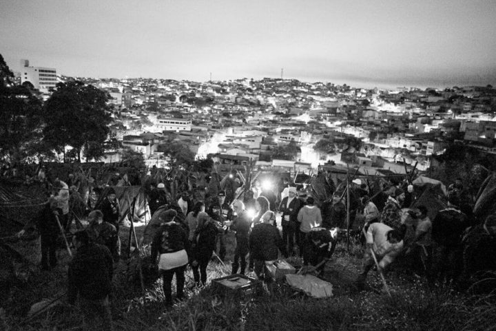 Militantes montando os barracos na nova ocupação, todo mundo trabalha. Foto Tiago Macambira. Mídia NINJA