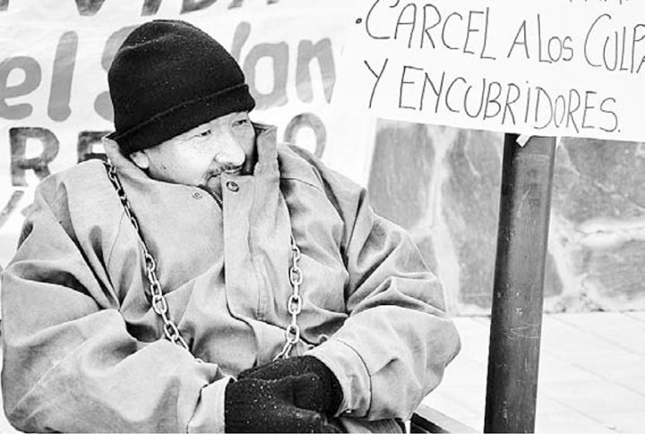2012. Gualberto Solano reclamando por su hijo en Buenos Aires. Foto lavaca.