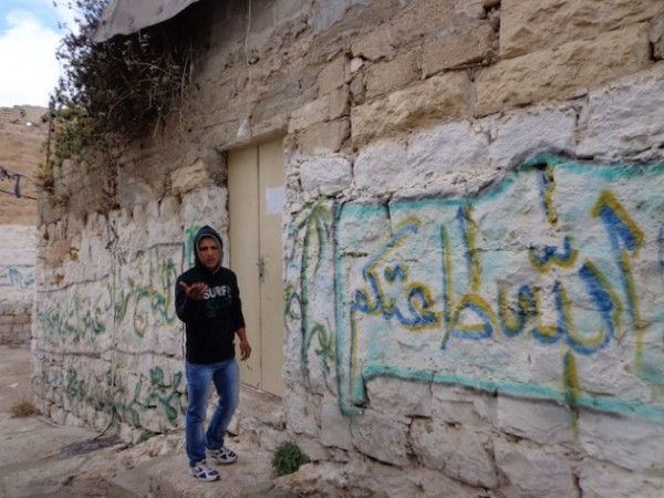 Un familiar expresa su malestar afuera de la casa del adolescente asesinado Mohammad Salaymi. Una nota en la puerta dice que allí vivió un mártir.