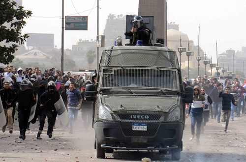 Manifestantes se enfrentan con la policía en la plaza Tahrir de El Cairo en el segundo aniversario de la Revolución del 25 de Enero