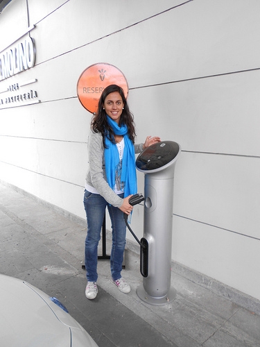 La empresa de Jimena Pardo ofrece inclusive autos eléctricos que se recargan, como muestra la imagen, en cuatro horas