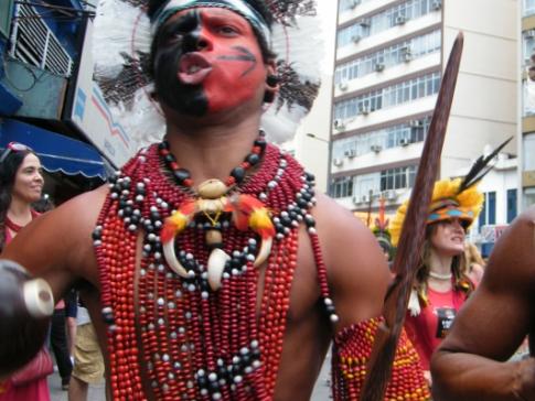 Protesto de índios e ativistas sociais contra destruição de escola e prédio do antigo Museu do Índio para as obras do Maracanã