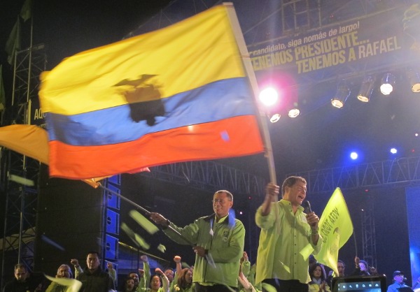 Rafael Correa (dir.) e Jorge Glas formam chapa que deve ser eleita no primeiro turno para governo o Equador por mais quatro anos