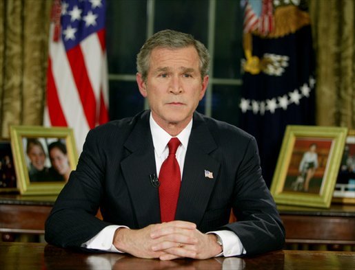 Ex-presidente dos EUA G. Bush anuncia o começo da guerra com o Iraque