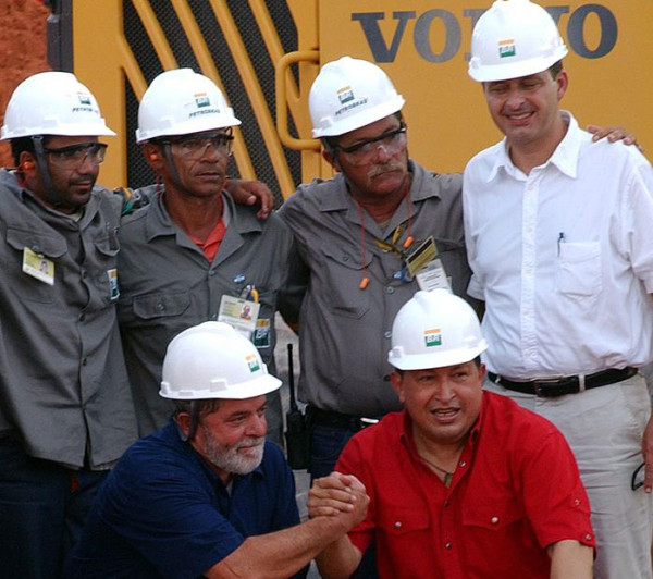 Eduardo Campos, governador de Pernambuca de Pé, com Lula e Chavez