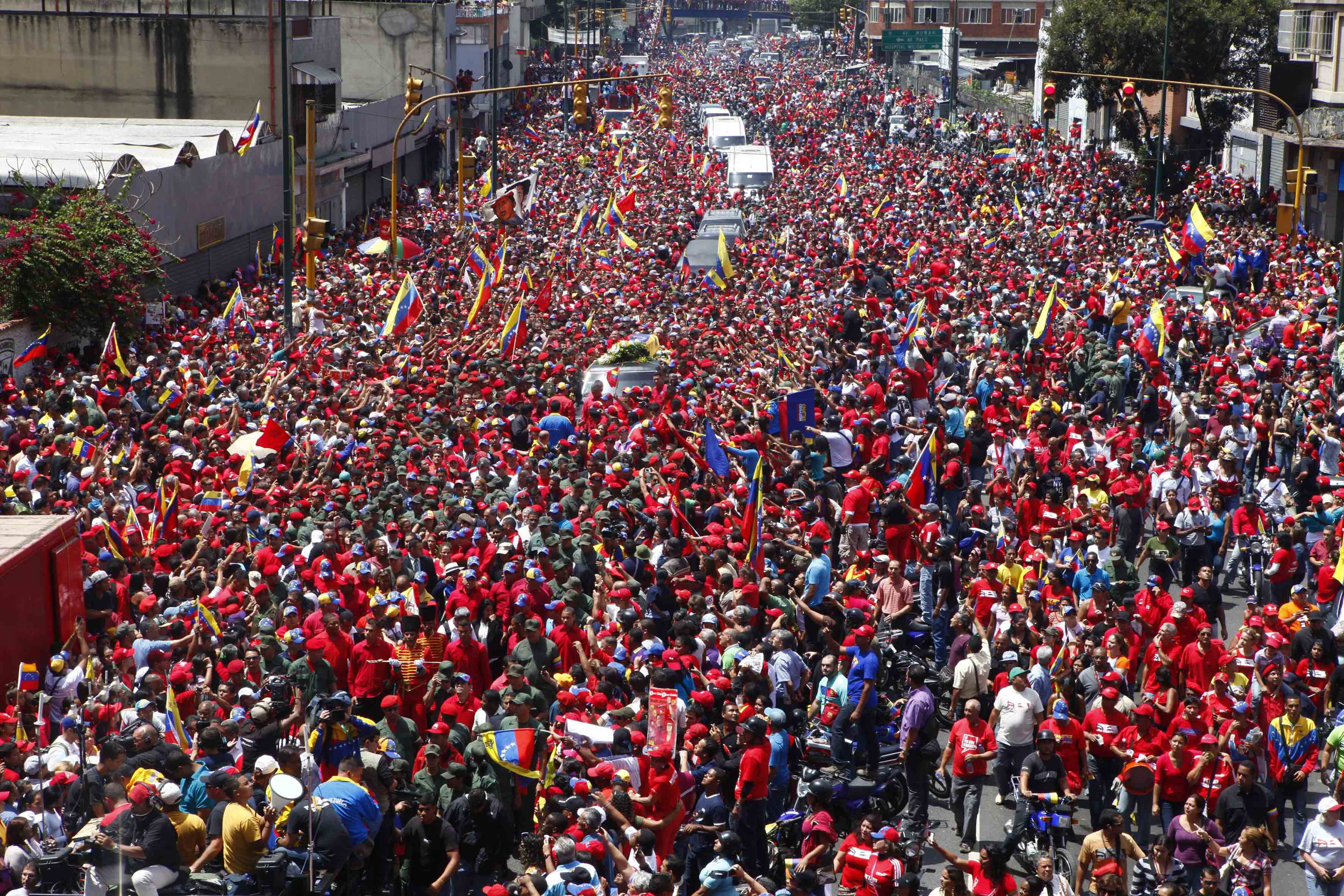 Povo venezuela nas ruas de Caracas para dar o último adeus ao presidente da República Bolivariana de Venezuela, Hugo Chávez Frías