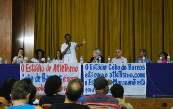 Em pé, Nelsinho discursa em ato em defesa do Célio de Barros