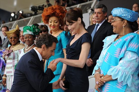 x-presidente francês, Nicolas Sarkozy, cumprimenta algumas damas africanas num encontro da francofonia