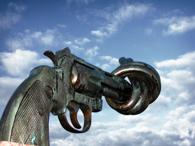 Non_violence_sculpture_by_carl_fredri