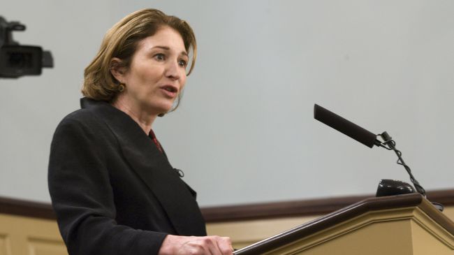 The former State Department official tweeted she agreed with a New York Times editorial which called for clemency for Snowden.