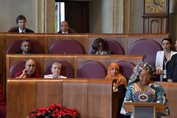 Leymah Gbowee legge la Dichiarazione Finale del Summit