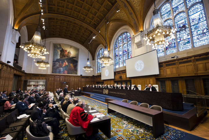 La Corte internacional de Justicia (CIJ, órgano principal de justicia para la ONU) realizó audiencias desde el 7 al 16 de marzo de 2016 en tres casos distintos presentados por la República de las Islas Marshall en contra de la India, Pakistán y el Reino Unido, con respecto a las obligaciones relativas a las negociaciones relacionadas a la cesación de la carrera de armamentos nucleares y el desarme nuclear.