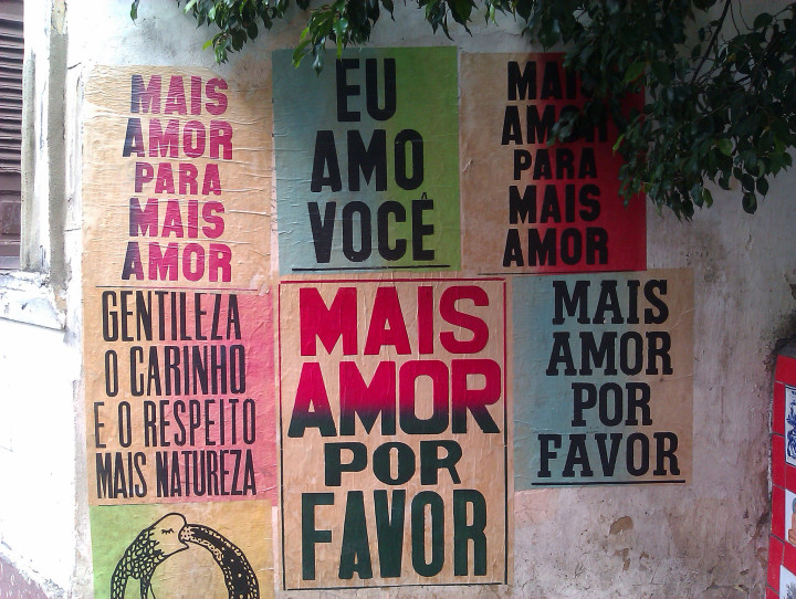 Lambe-lambe em uma rua de São Paulo