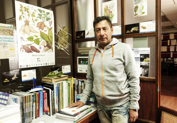 Omar Vacas en su lugar de trabajo