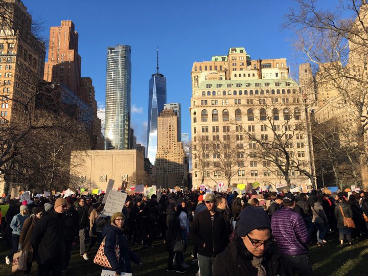 Protesta a Battery Park contro il blocco dell’immigrazione voluto da Trump