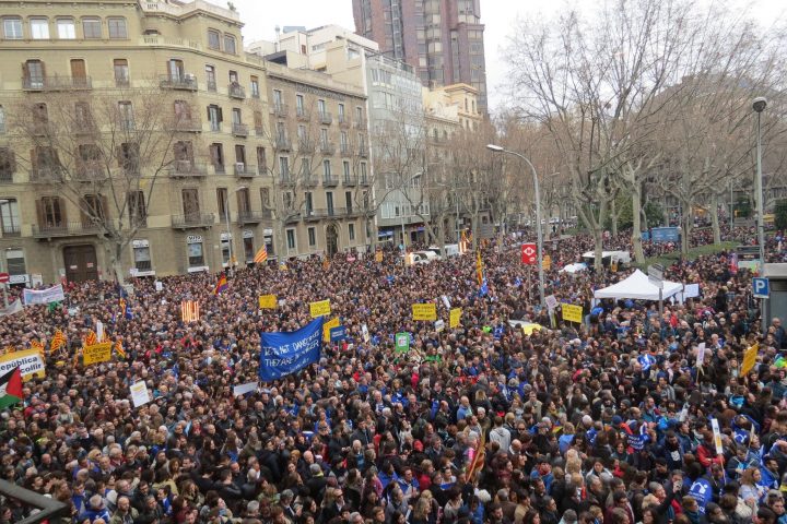 Barcellona, enorme manifestazione per l’accoglienza
