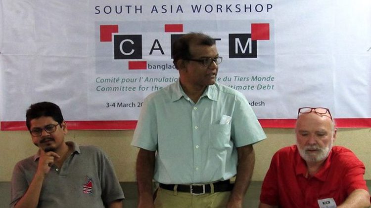 Sushovan Dhar (Inde), Monower Mostafa (Bangladesh), Eric Toussaint (Belgique) à Dacca le 3 mars 2017