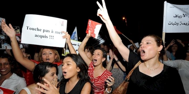 Vittoria delle donne tunisine: il parlamento approva la legge contro la violenza