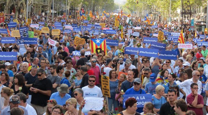 500.000 persone manifestano a Barcellona contro la violenza