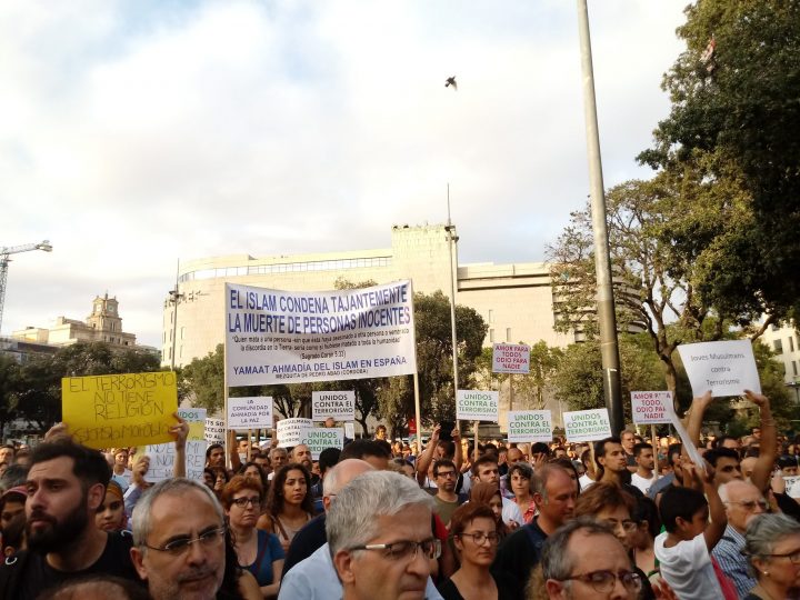 Una moltitudine di musulmani manifesta a Barcellona contro il terrorismo