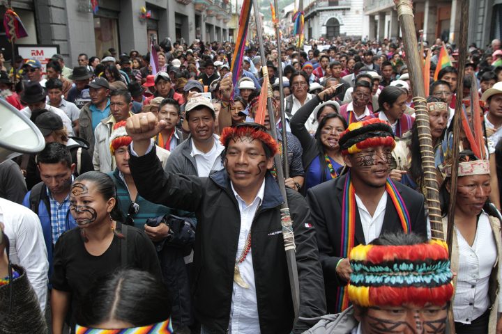 Marcha indígena en las calles del centro de Quito
