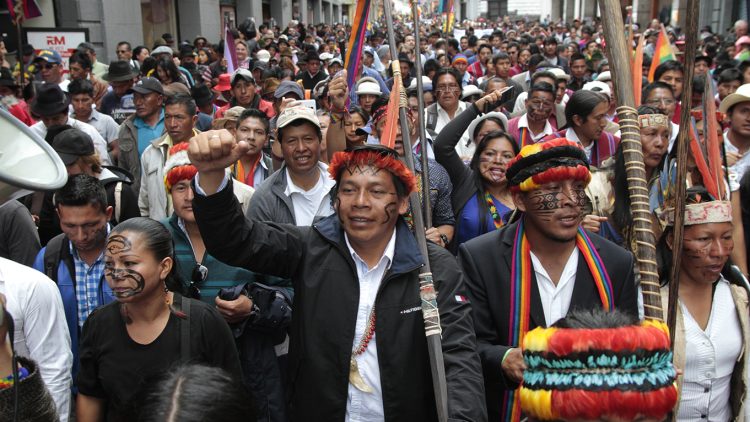 Marcha indígena en las calles del centro de Quito