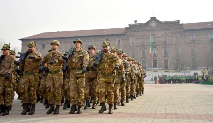 Militari italiani in marcia