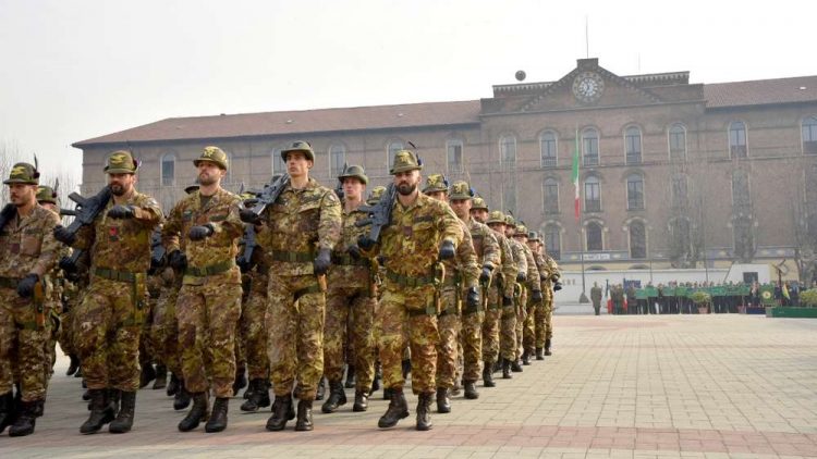 Militari italiani in marcia