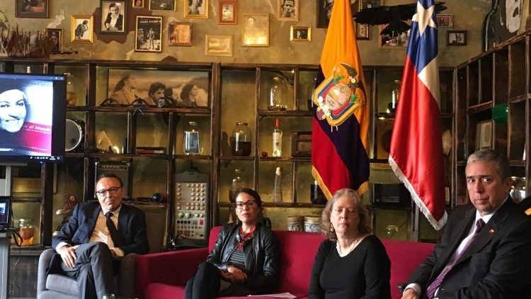 Homenaje a Gabriela Mistral: Patricio Rivas (Agregado Cultural de la Embajada de Chile), María Pessina (Directora de cooperación de CIESPAL), Marjorie Agosín (editora y representante de la Fundación Gabriela Mistral) y Eduardo Tapia (Embajador de Chile)