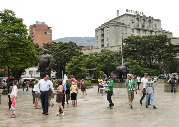 Gente en Plaza Botero, Medellín