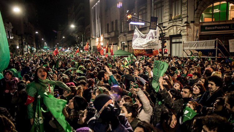 Loi sur l'interruption volontaire de grossesse : des millions d'Argentines et de Latino-Américaines espèrent que ce sera une loi
