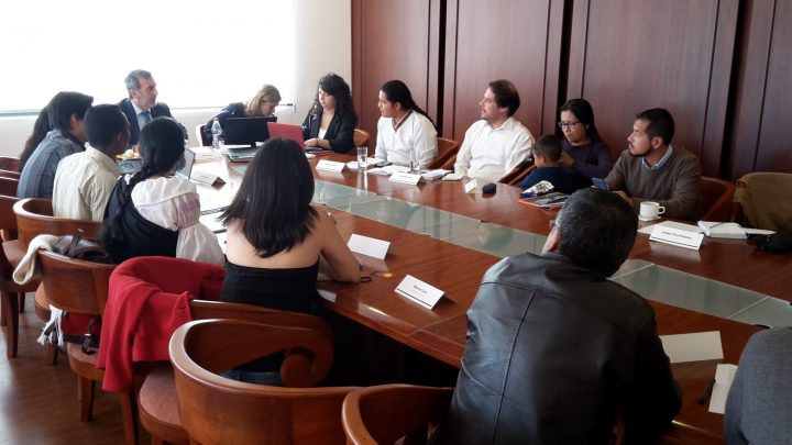 Representantes de medios comunitarios en diálogo con el relator especial para la Libertad de Expresión, Édison Lanza, en su visita oficial al Ecuador.