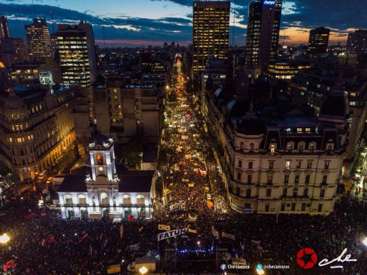 La foule défend l’éducation publique en Argentine